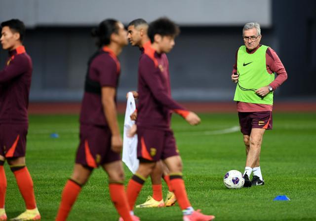 1728843760509009367.jpg (体育)(4)足球——世预赛:中国队进行赛前训练XxjpseC007267_20241013_PEPFN0A001.jpg